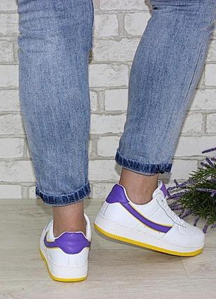 Біло-фіолетові жіночі кросівки на плоскій підошві білий4 фото