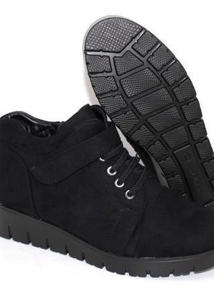 Замшеві жіночі осінні черевики на танкетці чорний4 фото