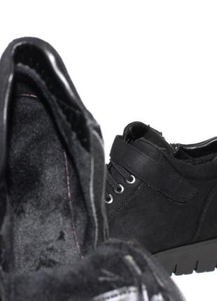 Замшеві жіночі осінні черевики на танкетці чорний10 фото