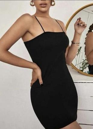 Черное платье в рубчик