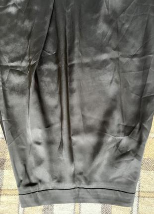 Атласная юбка-миди черного цвета4 фото