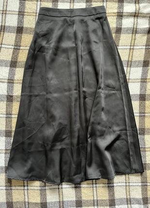 Атласная юбка-миди черного цвета3 фото