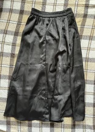 Атласная юбка-миди черного цвета5 фото