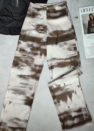 Серые хаки стрейчевые женские брюки карго прямые с абстрактным принтом plt