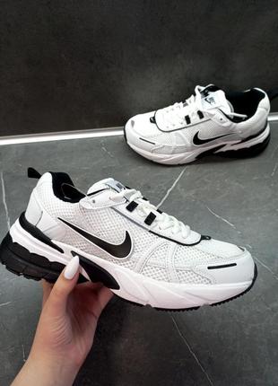 Стильні чоловічі кросівки nike vomero 5 білі2 фото