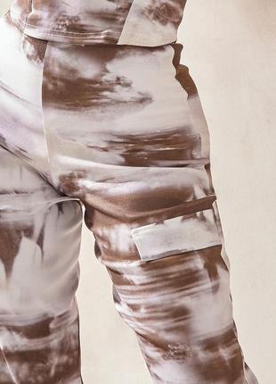 Жіночі сірі хакі стрейчеві брюки штани карго прямі з абстрактним принтом plt4 фото