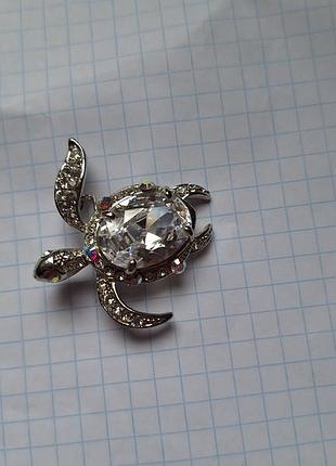 Брошь кулон черепашка с кристаллами сваровски.