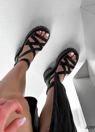 Черные трендовые босоножки - сандалии на высокой тракторной подошве9 фото