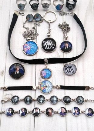 Двойной кулон уэнсдей с энид и витражное окно из сериала уэнсдей