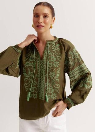 Жіноча якісна українська вишиванка вишита сорочка блуза блузка з квітами хрестиком хакі
