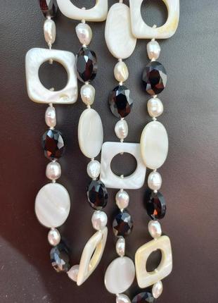 Довгі та масивні буси з культивованими натуральними перлами, перламутром та намистинами чешського скла.1 фото