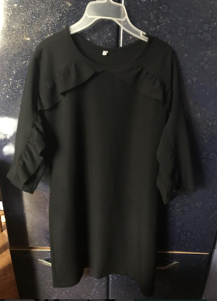 Черное платье с рюшами