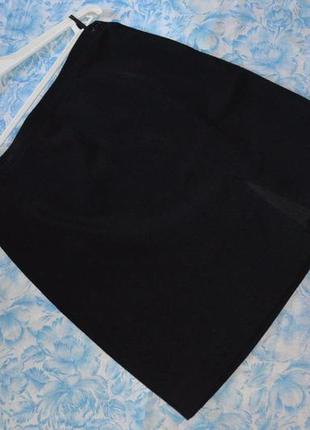 Красивая юбка темно-синего цвета мини, спереди сбоку небольшой разрез, цвет темно-синий, состояние отличное1 фото