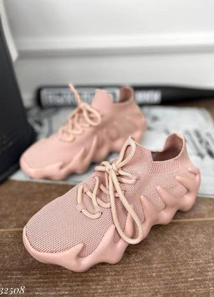 ▪️трендові «adidas yeezy 450 cloud pink» жіночі кросівки стиль бренд адідас ізі пудрові пудра рожеві текстиль легкі зручні весна літо осінь текстильні6 фото