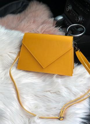 Желтая женская сумка конверт на длинном ремешке