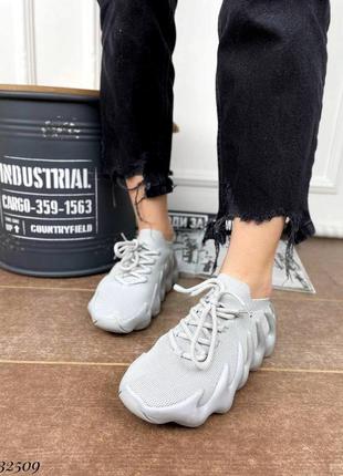 ▪️трендові «adidas yeezy 450 cloud silver» жіночі кросівки стиль бренд адідас ізі світло-сірі срібні текстиль легкі зручні весна літо осінь текстильні4 фото