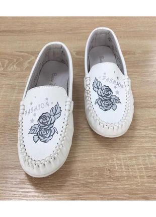 Стильные легкие туфли-макасины в белом цвете для девочек арт.274-352 фото