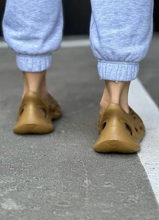 Жіночі шльопанці-сланці, кросівки, коричневі4 фото
