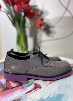 Лакированные туфли с фиолетовой подошвой6 фото