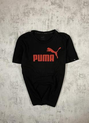 Puma: чорна футболка з червоним логотипом