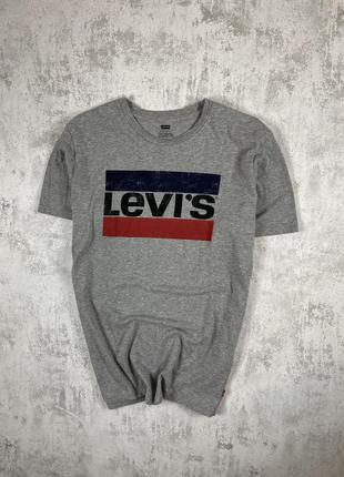 Levi’s: серая футболка с цветным принтом1 фото