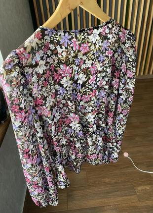 Полупрозрачная блуза с рюшей в цветы на запах8 фото