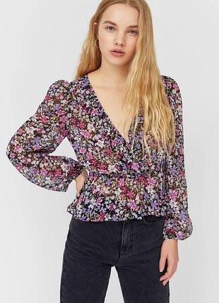 Полупрозрачная блуза с рюшей в цветы на запах