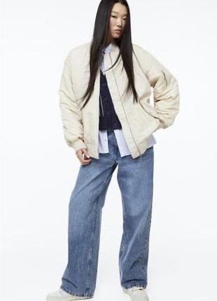 Бомбер сатиновий утеплений & other stories  розмір м-л 38-40 молочний