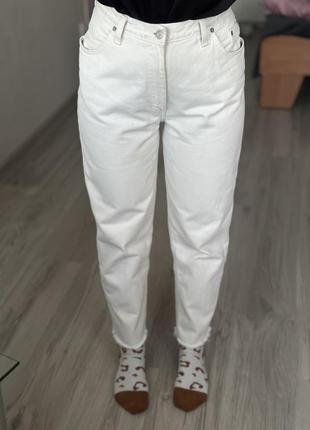 Белые джинсы не тянутся1 фото