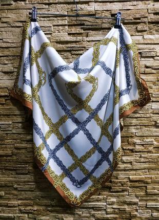 Красивый платок с цепями