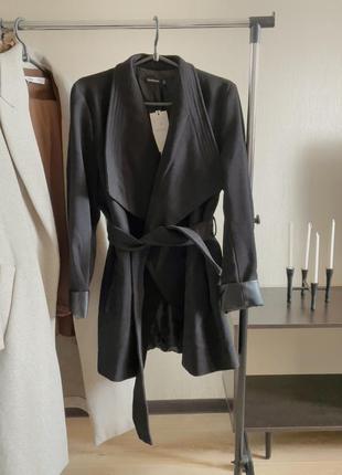 Стильное новое черное пальто со вставками из экокожи stradivarius