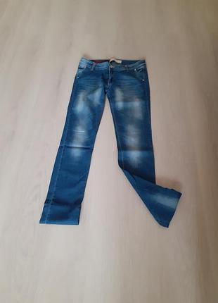 Фірмові джинси.