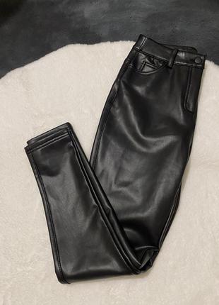 Ідеальні шкіряні брюки7 фото