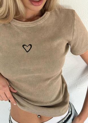 Жіноча футболка з мінімалістичним принтом, з серцем, сердечка, тай дай, варьонка, майка, сіра, бежева, базова, бавовна, бавовняна1 фото