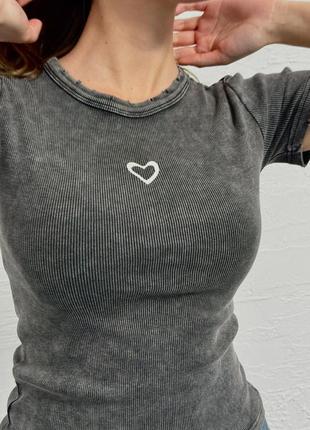 Женская футболка с минималистичным принтом, с сердцем, сердечка, тай дай, варенка, майка, серая, бежевая, базовая, хлопок, хлопковая9 фото
