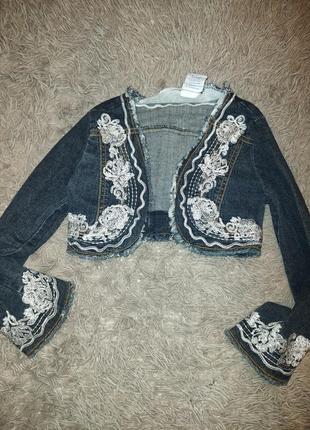 Пиджак джинсовый, укороченный. на девочку 7-8 лет