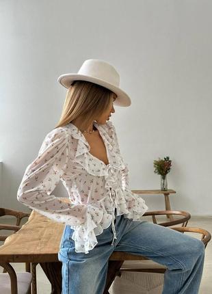 Женская легкая романтичная блуза рубашка с воланами и длинными рукавами белая с цветочным принтом5 фото