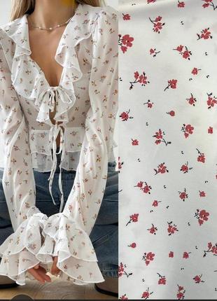 Женская легкая романтичная блуза рубашка с воланами и длинными рукавами белая с цветочным принтом2 фото
