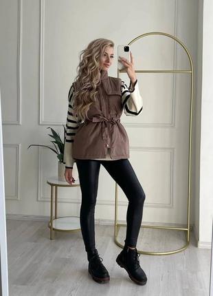 Женская коричневая стильная утепленная базовая стильная качественная трендовая жилетка7 фото