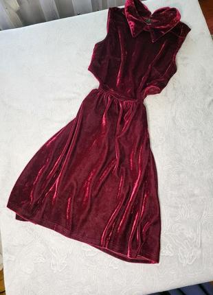 Бархатное красное платье с вырезами на талии