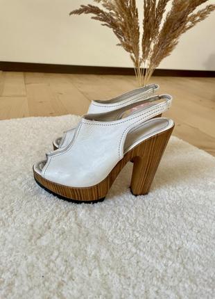 Белые кожаные босоножки