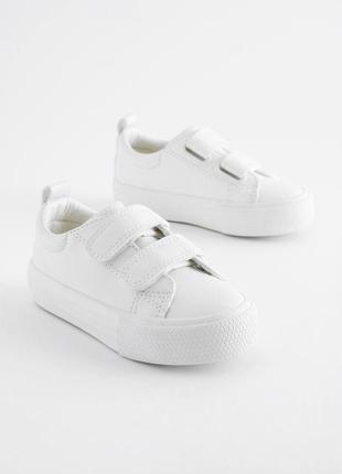 Белые классические кроссовки
