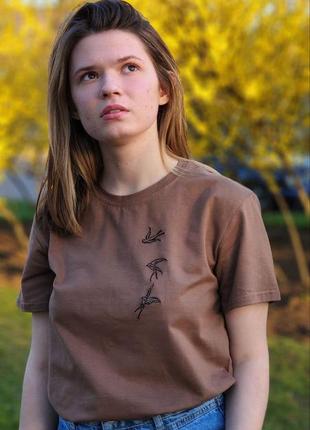 Футболка крафтового цвета с вышивкой ласточки