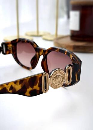 Сонцезахисні окуляри versace , uv400 , лінзи коричневі , оправа леопардового кольору з золотим значком3 фото