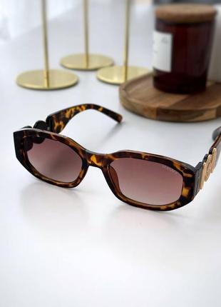 Сонцезахисні окуляри versace , uv400 , лінзи коричневі , оправа леопардового кольору з золотим значком1 фото