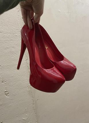 Лакові туфлі
