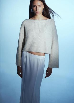 Свитер с открытыми плечами.