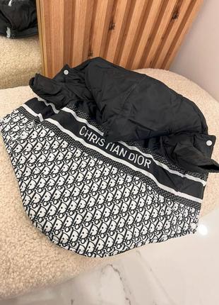 Брендова курточка для собак christian dior з брендовим написом на спинці, з капюшоном, чорна1 фото