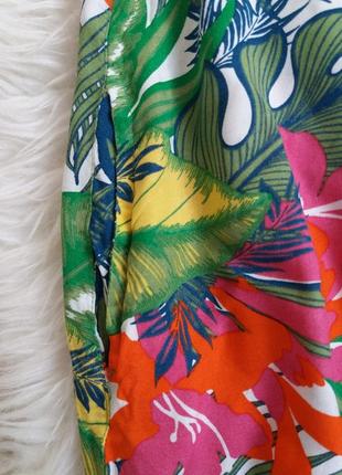 Вискозное платье в растительный принт со спущенными плечами и воланом3 фото
