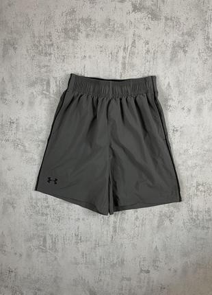 Сірі спортивні шорти under armour з чорним логотипом: вершина комфорту та стилю